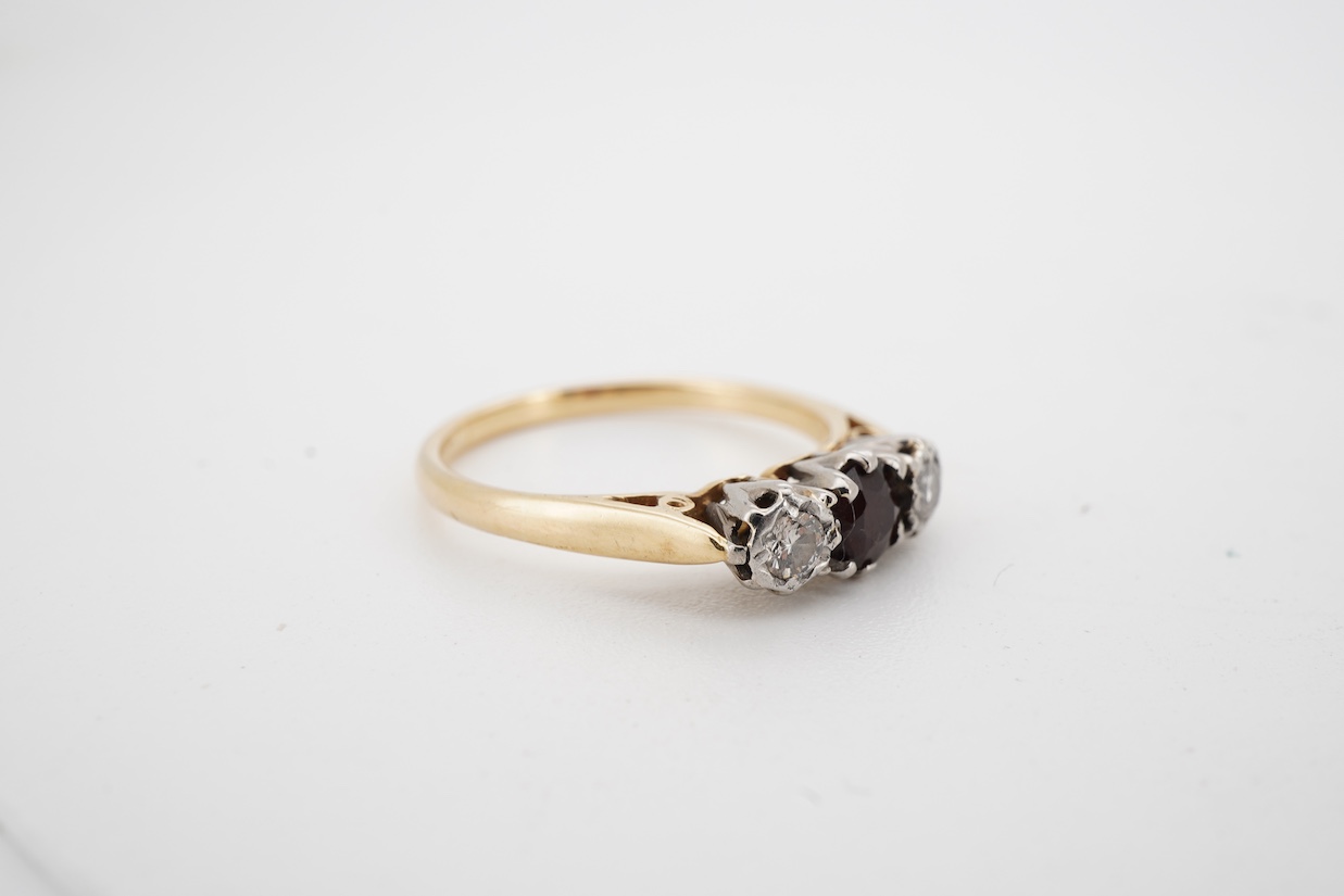 An early 20th century 18ct and plat. single stone garnet and two stone illusion set diamond ring, size J.